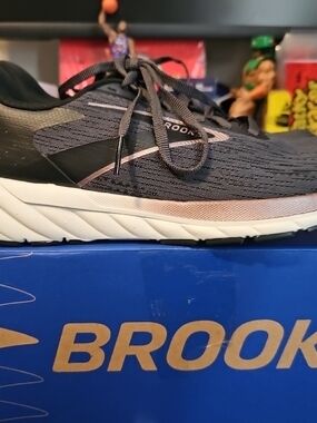 Woman's Athleisure Brooks Anthem 7.5 Running Shoe Blk/Grey/Rose Gold